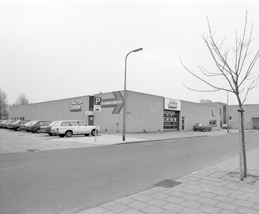 884707 Gezicht op het nieuwe garagegebouw Montalbaendreef 19, met aan de achterzijde bij de Seinedreef het ...